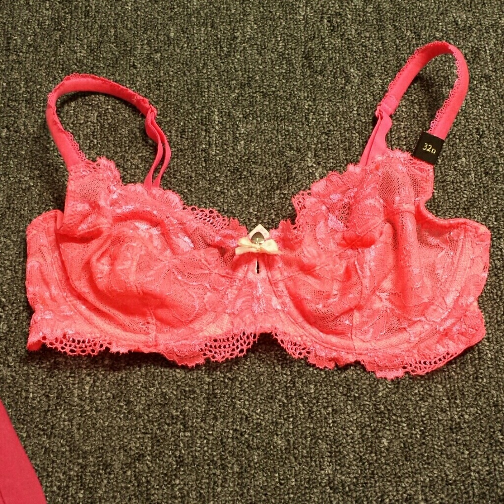 Victoria Secret Pink Lace Bra Size 32 NWT